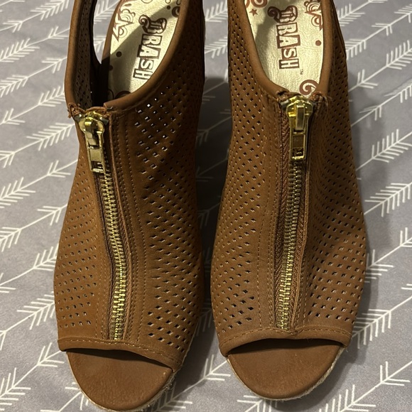 Brown Zipup Wedge - Picture 2 of 4